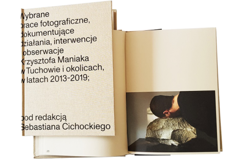 Okladka katalogu: „Wybrane prace fotograficzne, dokumentujące działania, interwencje i obserwacje Krzysztofa Maniaka w Tuchowie i okolicach, w latach 2013–2019”