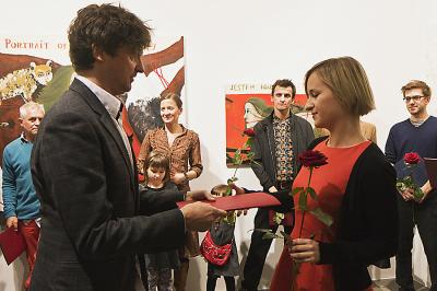Ewie Juszkiewicz wyr&oacute;żnienie redakcji miesięcznika &bdquo;Art & Business&rdquo; wręcza Bogusław Deptuła &ndash; redaktor naczelny 
