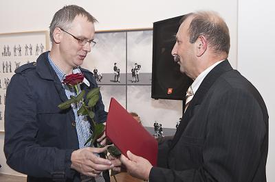  Arturowi Przebindowskiemu wyr&oacute;żnienie wręcza Marian Dytko &ndash; pełnomocnik Zarządu LOTOS Czechowice SA