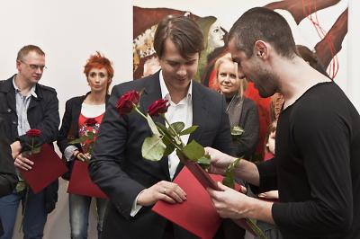 Jakubowi Ciężkiemu wyr&oacute;żnienie redakcji portalu &bdquo;Artinfo.pl&rdquo; wręcza Rafał Kamecki &ndash; redaktor naczelny