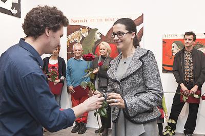 Bartłomiejowi Zygmuntowi-Siegmundowi wyr&oacute;żnienie redakcji &bdquo;Art Experts Magazine&rdquo; wręcza Katarzyna Zalasińska &ndash; redaktor naczelna