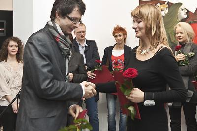 Iwie Kruczkowskiej-Kr&oacute;l wyr&oacute;żnienie katowickiej redakcji &bdquo;Gazety Wyborczej&rdquo; wręcza Łukasz Kałębasiak &ndash; przedstawiciel redakcji 