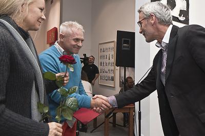 Joannie Janiak i&nbsp;Piotrowi C. Kowalskiemu wyr&oacute;żnienie wręcza Jarosław Łakomik &ndash; członek Zarządu Marbet Sp. z&nbsp;o.o.