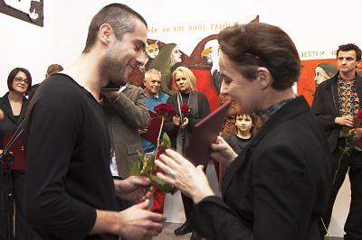 Jakubowi Ciężkiemu Grand Prix &ndash; Nagrodę Ministra Kultury i&nbsp;Dziedzictwa Narodowego wręcza Małgorzata Szeląg z&nbsp;Departamentu Narodowych Instytucji Kultury