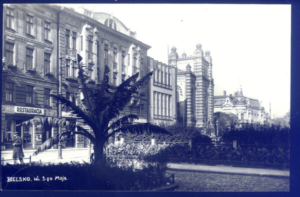 Stara pocztówka przedstawiająca synagogę w Bielsku.