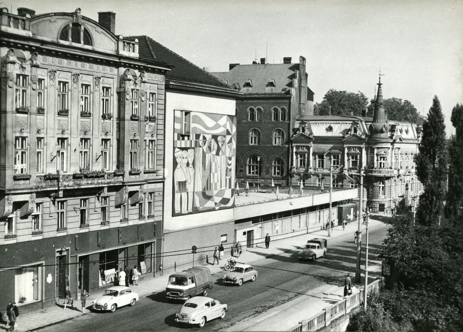 Zdjęcie czarno-białe przedstawiające budynek Galerii Bielskiej BWA w latach 60. XX wieku.